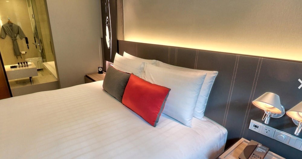 Deluxe Room, 1 King Bed thumbnail 6