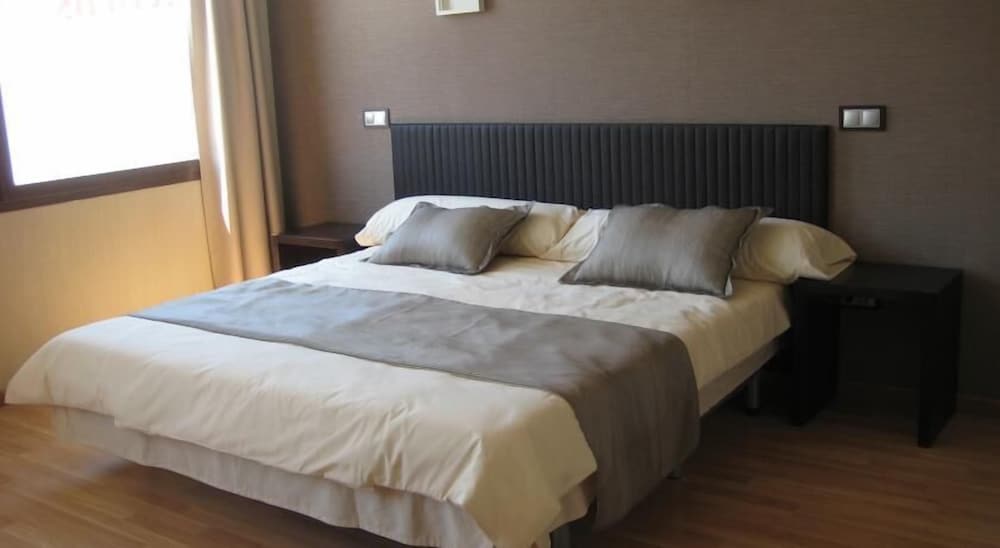 Double Room Single Use, 1 Double or 2 Twin Beds