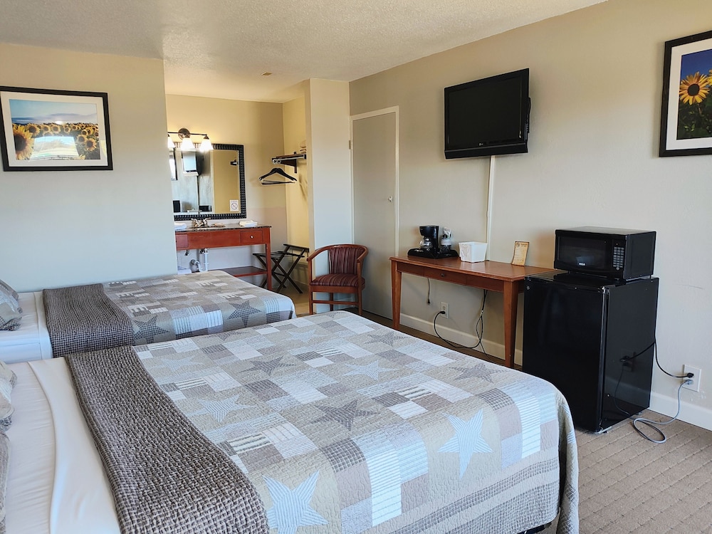 Economy Double Room, 2 Queen Beds photo 1