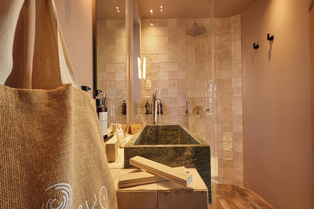 Standard Suite - Photo 21