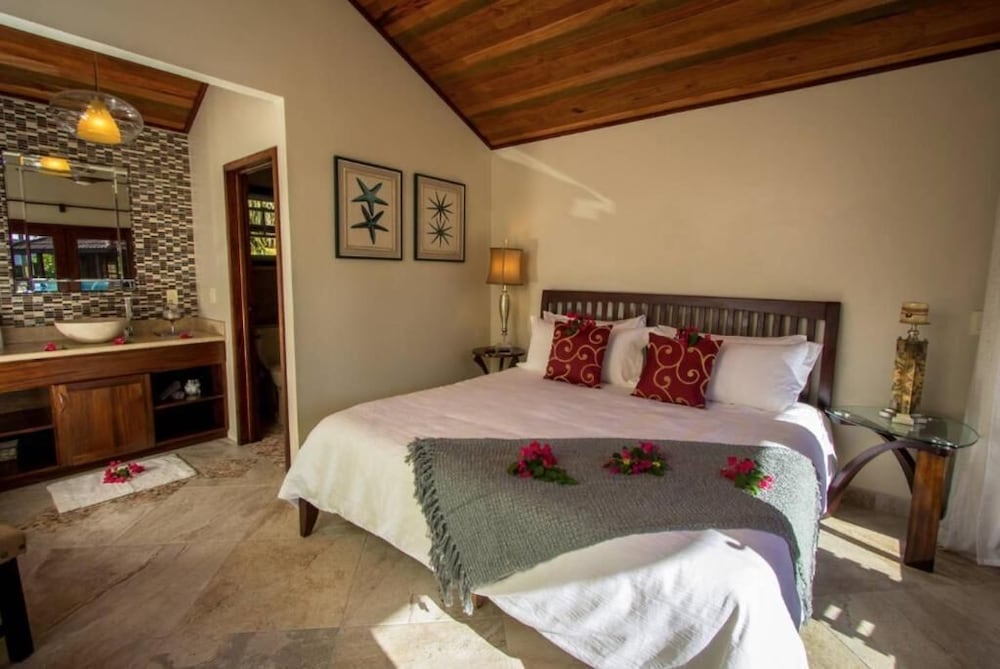 Superior Room, 1 King Bed, Partial Ocean View