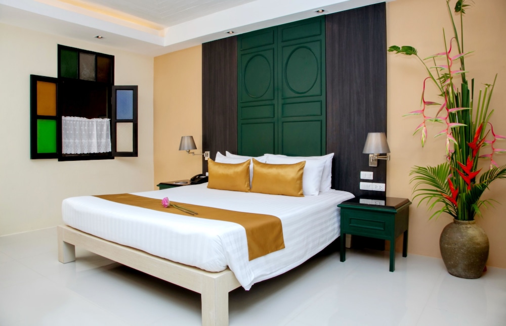 Deluxe Sino Room with Balcony - Photo 1