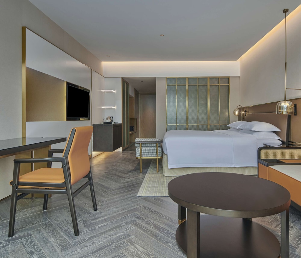 Executive Room, 1 King Bed, Balcony - Photo 2