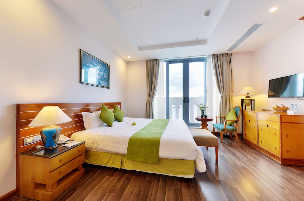 Superior Studio Suite, 1 Bedroom, Kitchenette, City View