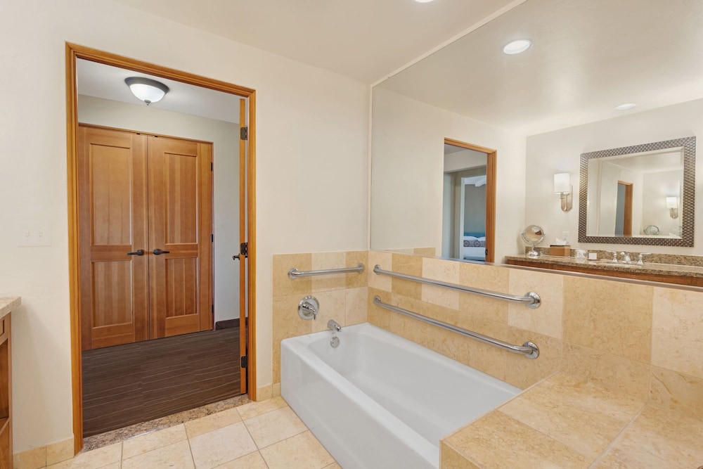 Room, 1 King Bed (Mobility/Hearing Accessible, Tub) - Photo 4