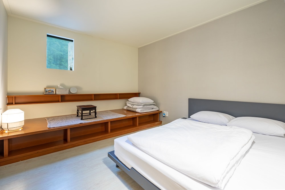 Room (A) photo 1