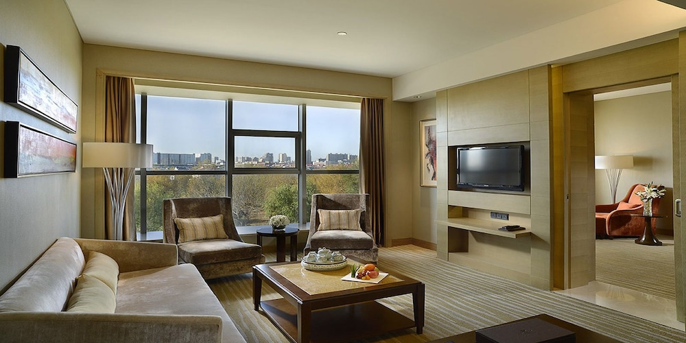 Suite, 1 Bedroom - Photo 1