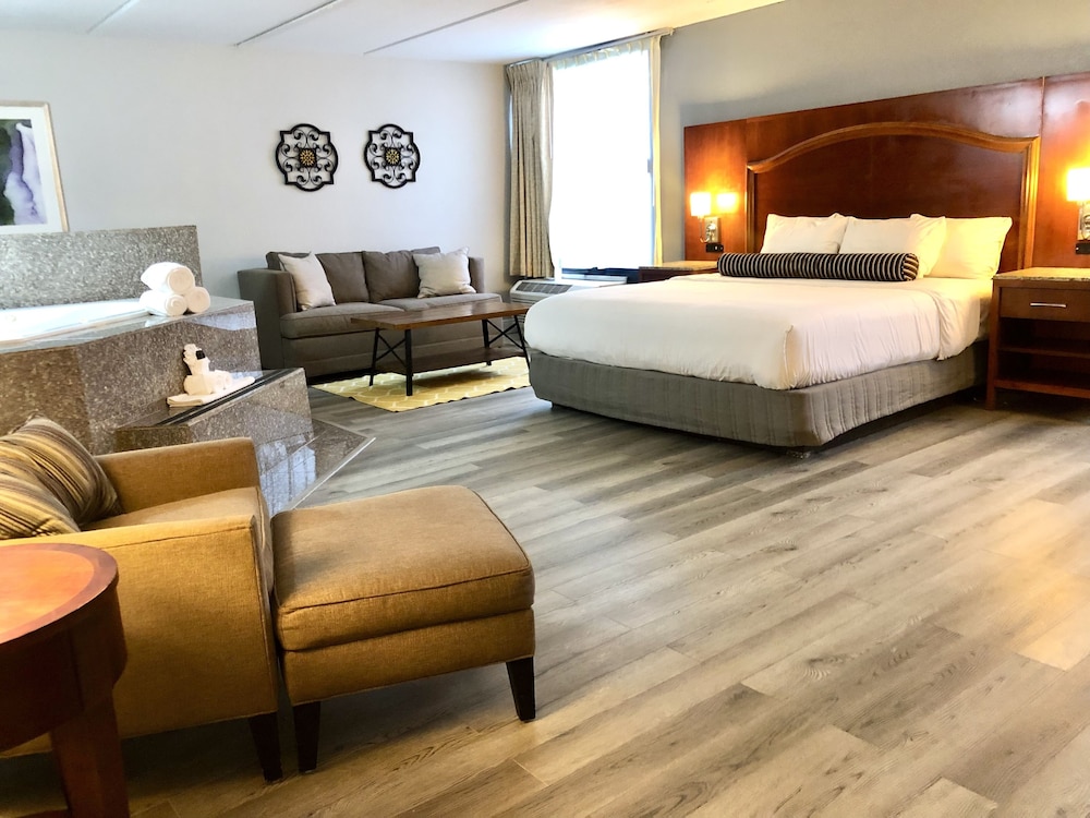 Honeymoon Suite, 1 King Bed, Non Smoking photo 1