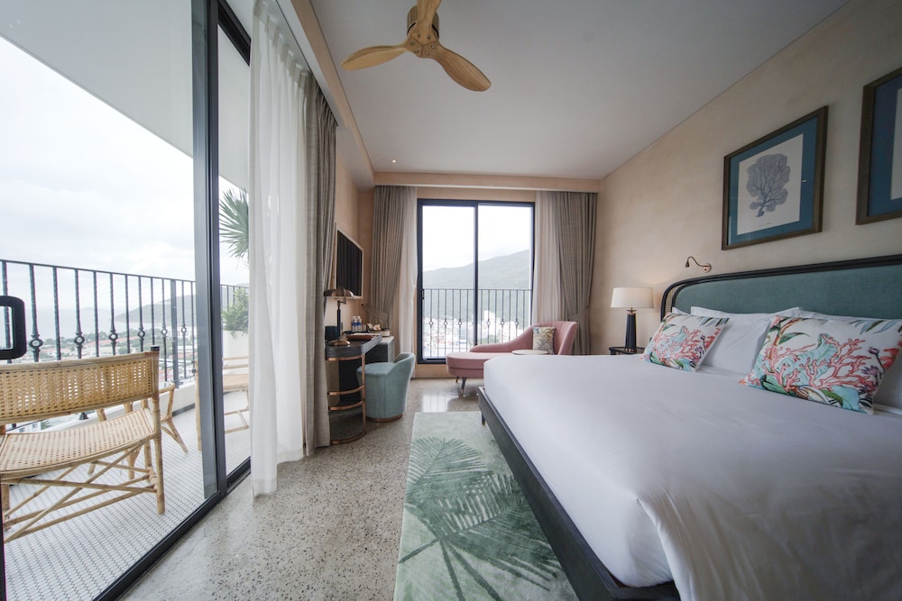 Deluxe King Room photo 1