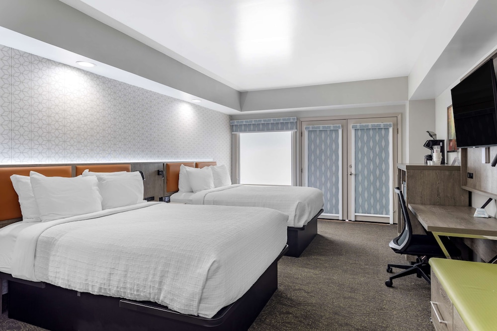 Standard Room, 2 Queen Beds, Non Smoking, Balcony photo 1