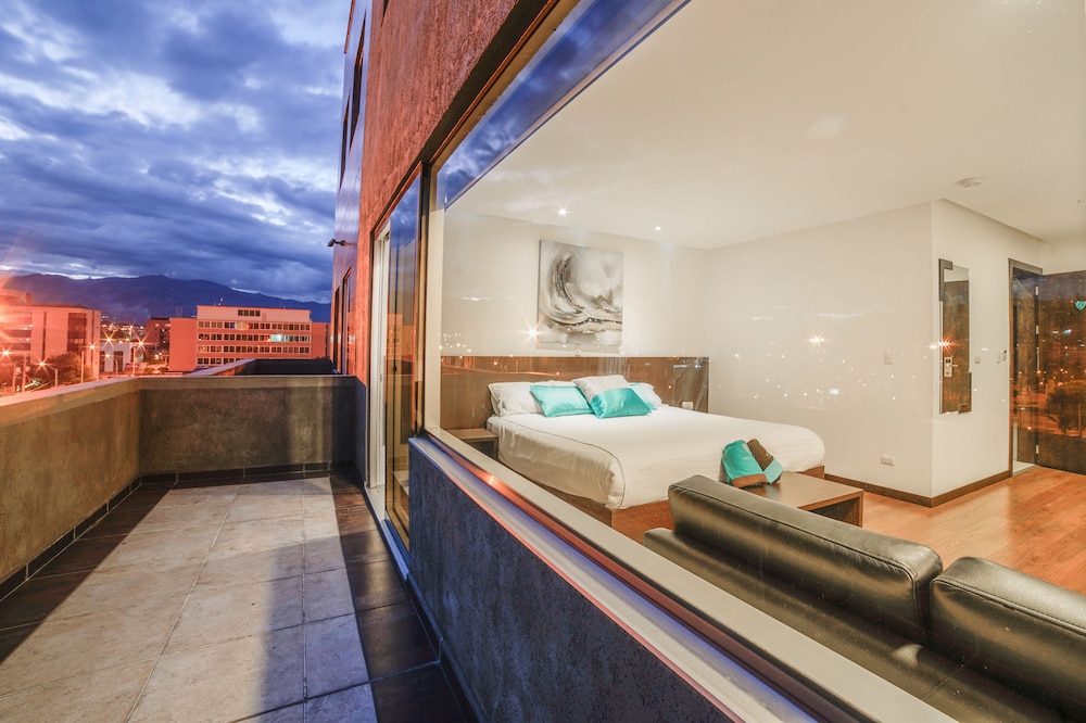 Superior Suite, 1 King Bed, Ensuite, City View photo 3