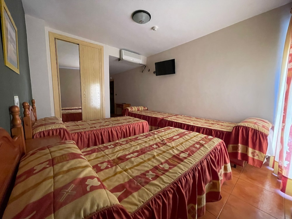 Quadruple Room - Photo 2