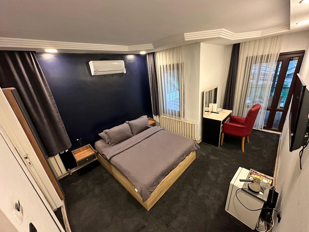 City Room, 1 Queen Bed, Non Smoking, Pool View