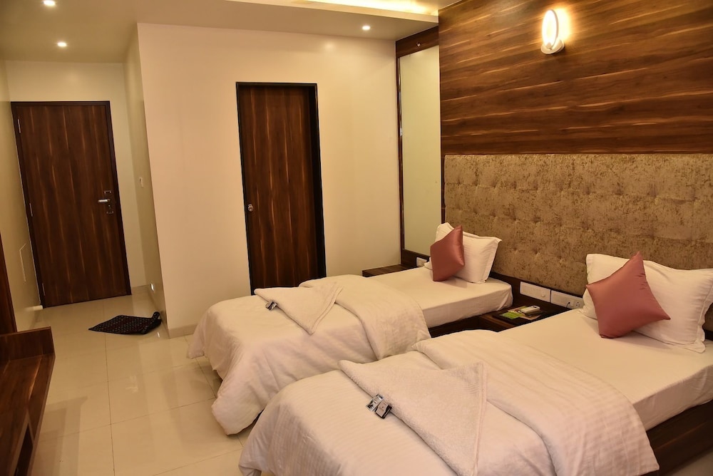 Deluxe Double Or Twin Room, 1 Large Twin Bed, Accessible, City View photo 3
