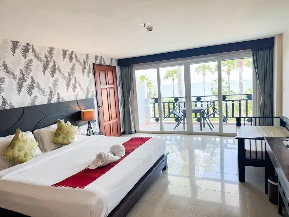 Deluxe Room, 1 King Bed photo 2