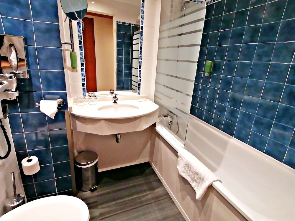 Standard Room, Multiple Beds, Non Smoking - Photo 10