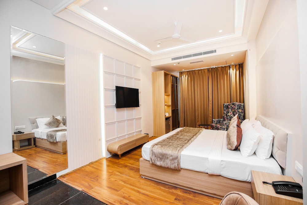 Superior Room, Bathtub, City View