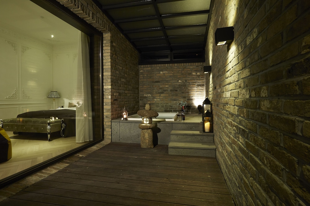 Suite, Hot Tub (C) photo 3