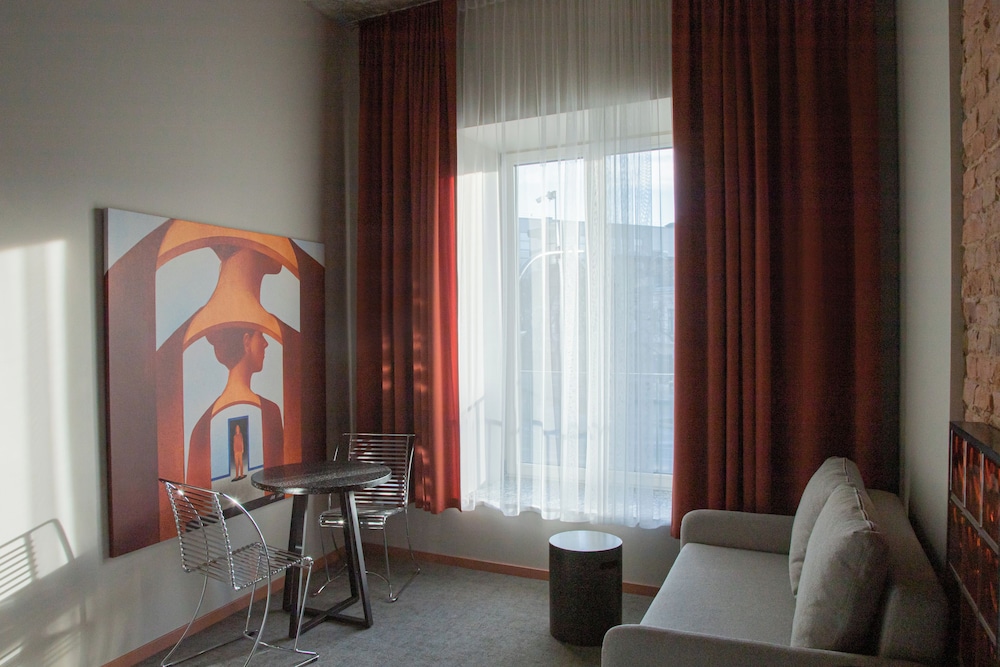 Design Room, City View - Photo 3