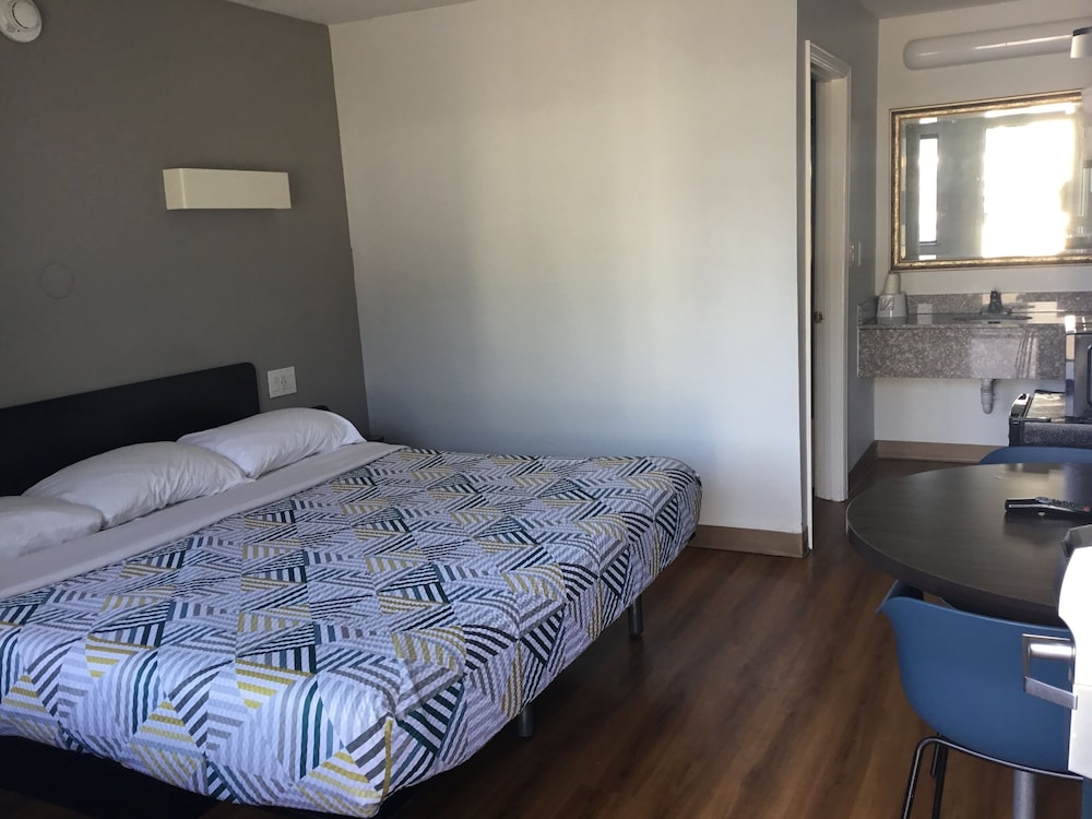 Deluxe Room, 1 King Bed, Smoking, Refrigerator & Microwave - Photo 2