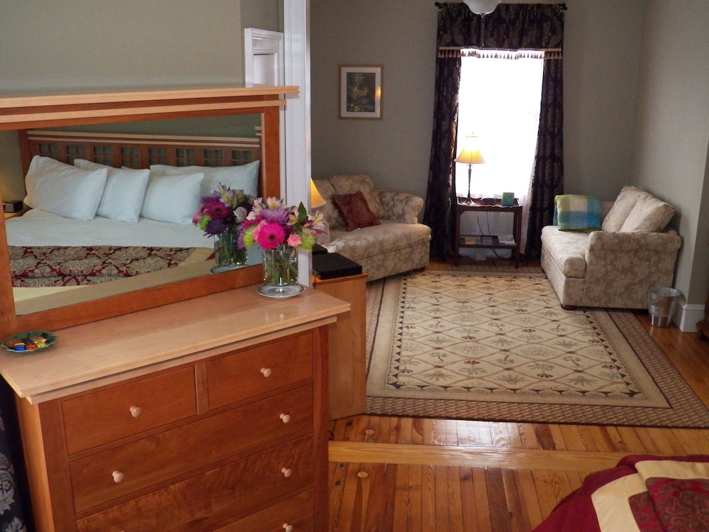 Room, 1 King Bed, Non Smoking, Private Bathroom