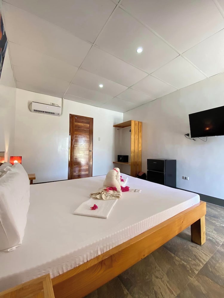 Basic Double Room, 1 Bedroom, Non Smoking, Pool View photo 2