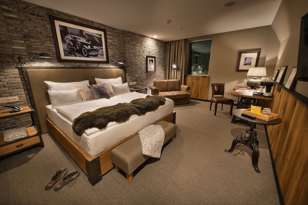 Premium Triple Room, 1 King Bed with Sofa bed photo 2