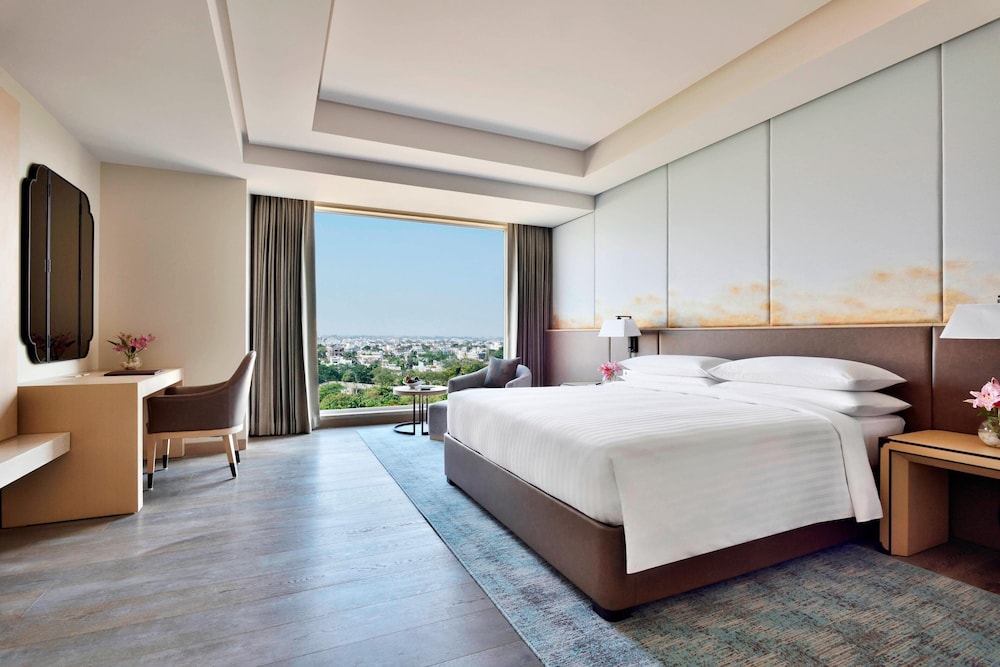 Superior Room, 1 King Bed photo 2