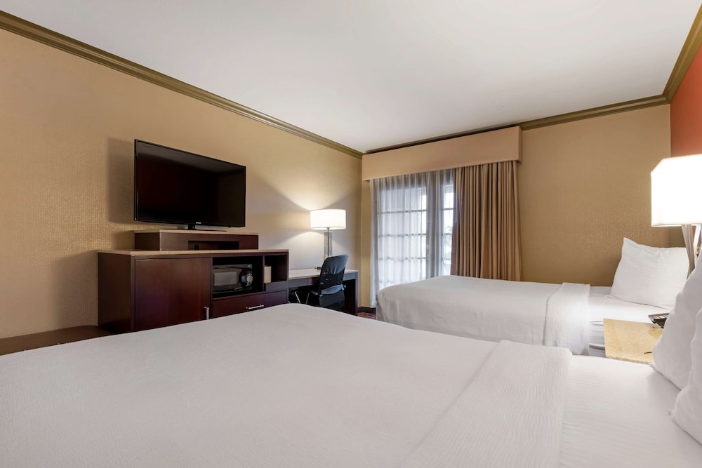 Standard Room, 2 Queen Beds, Non Smoking, Refrigerator & Microwave - Photo 4