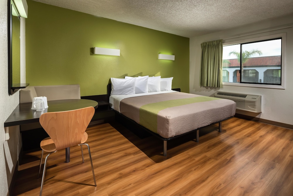Deluxe Room, 1 King Bed, Smoking, Refrigerator & Microwave photo 1