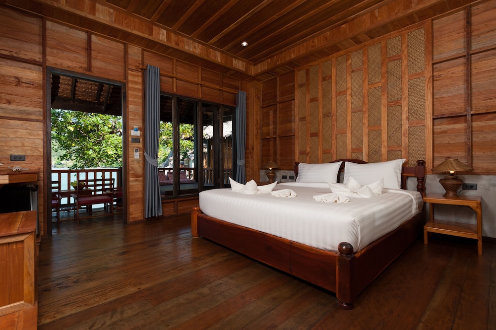 Family Room, Beachfront, 2 bedrooms (Free pick up and dop off at Mae Haad Pier) photo 2