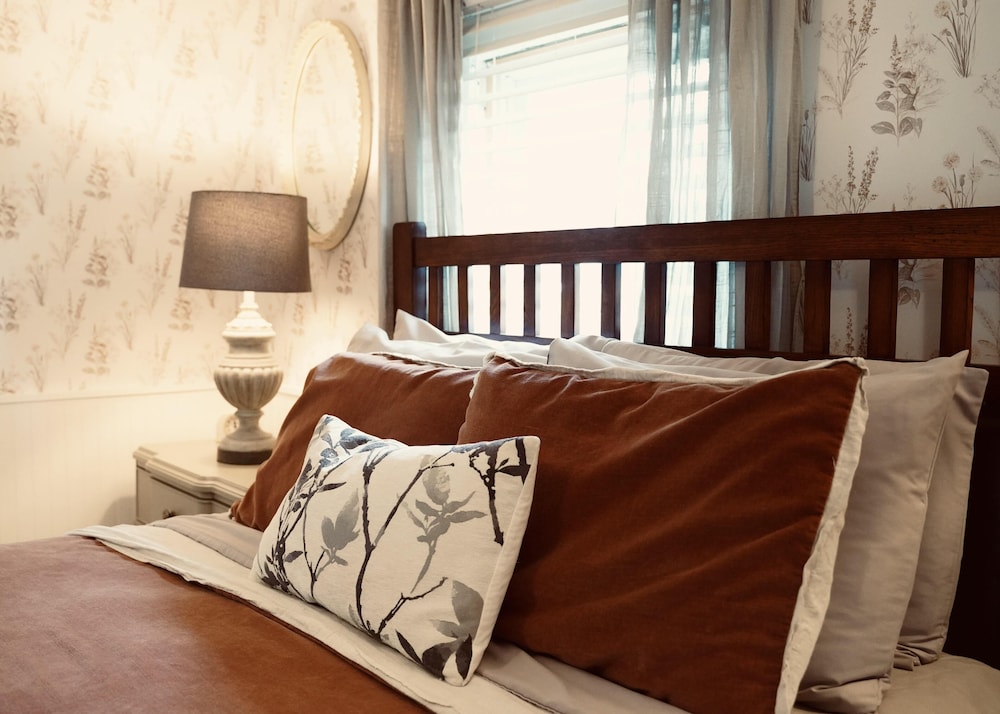 Larkspur Suite photo 2
