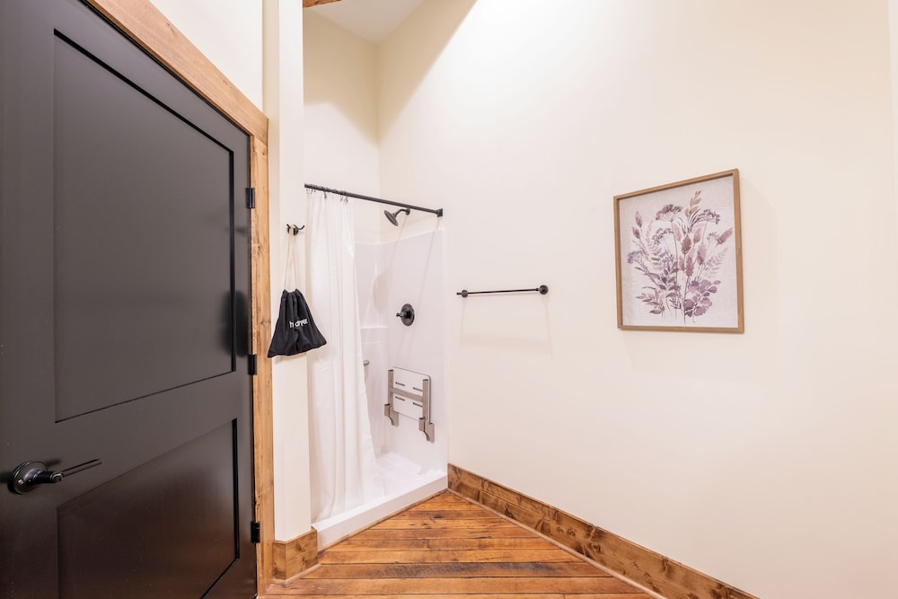 Comfort Room, Shower Grab Bars, City View photo 3