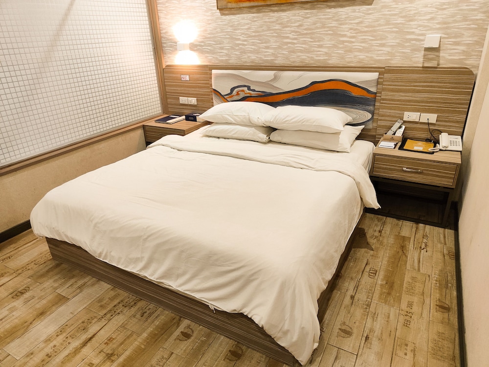 Deluxe Room - Photo 13