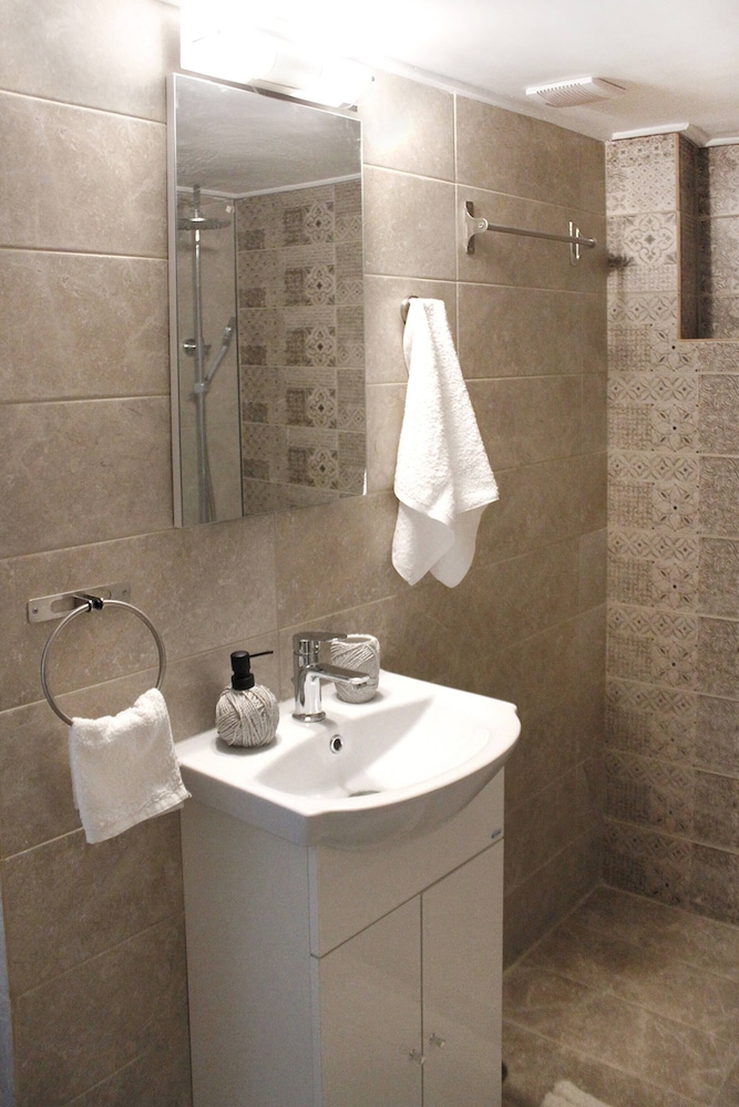 Relax in Elliniko Hidden Gem-vintage Bungalow With Garden and Hot Tub in an Iglo, Billede 16