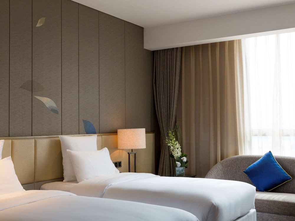 Deluxe Room, 2 Twin Beds, Lake View