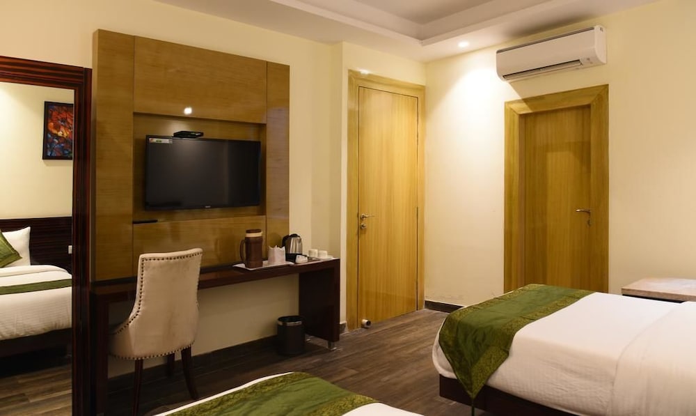 Executive Suite, 1 King Bed, City View
