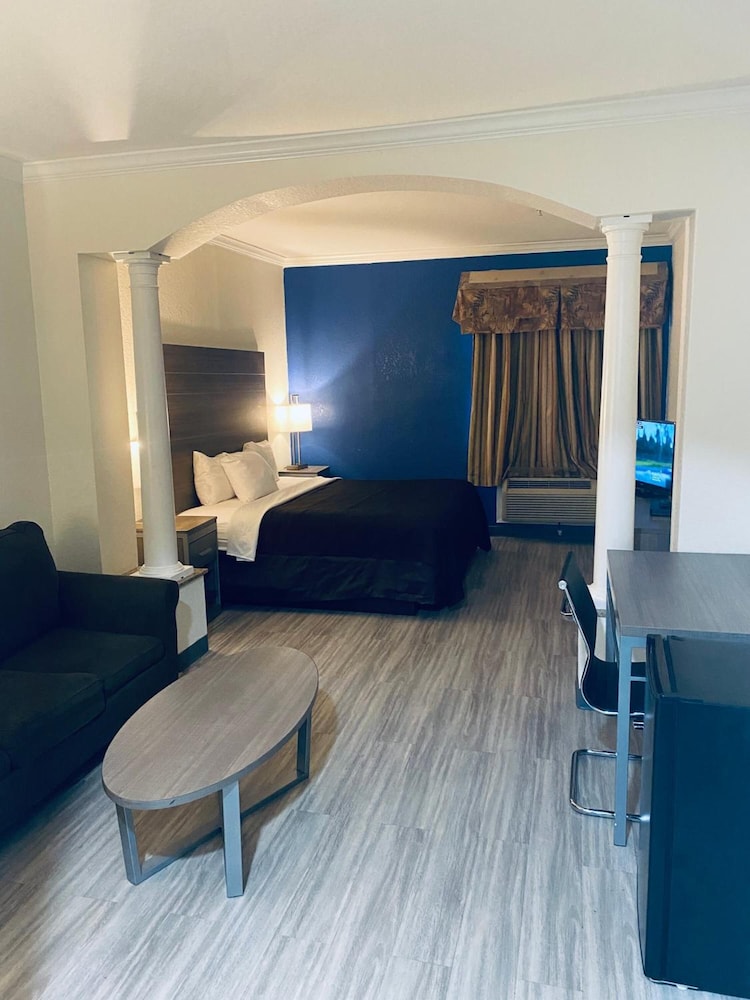 Suite, 1 King Bed, Accessible photo 3