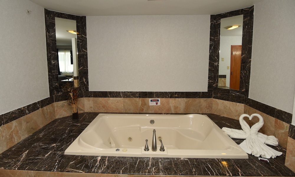 Deluxe Room, Multiple Beds, Non Smoking, Jetted Tub, 1 King and 1 Queen Bed photo 2