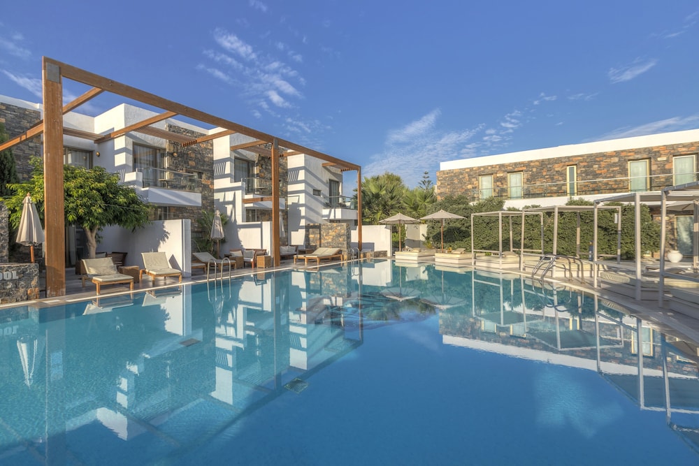 Casual Swim-Up with large Shared Pool
