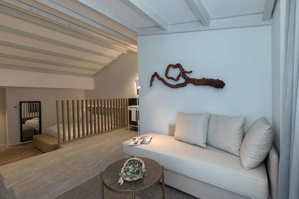 Superior Room (2 Adults + 1 Child) - Photo 2
