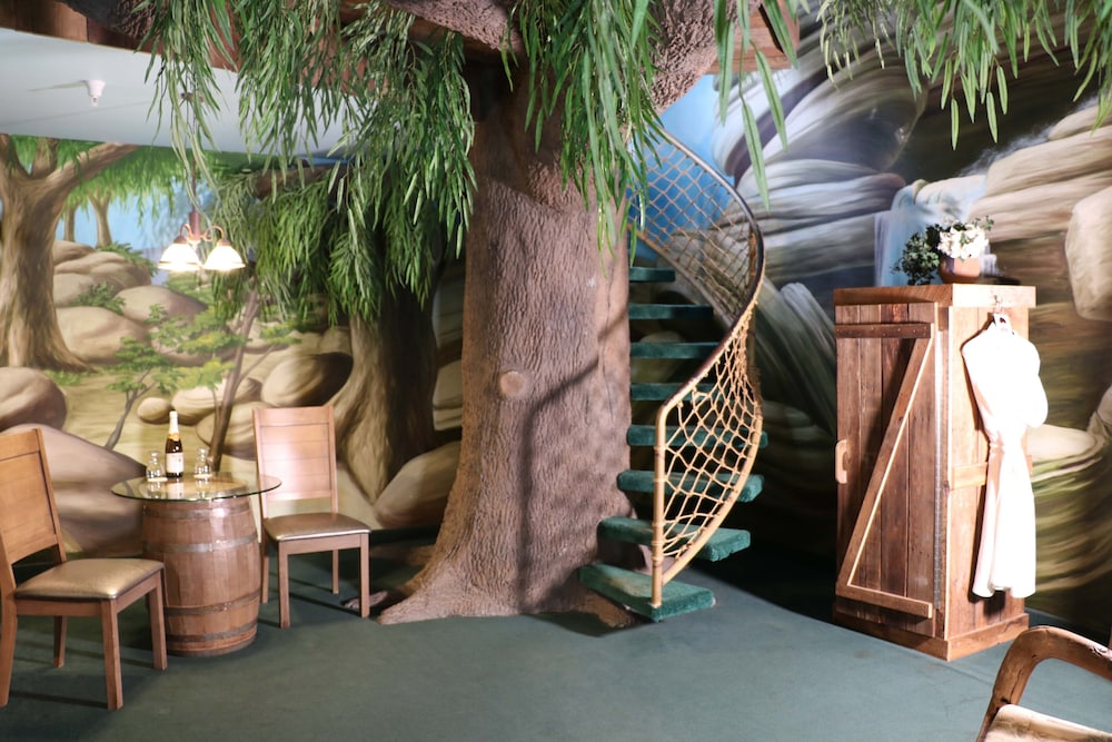 Family Room (Swiss Family Robinson I)