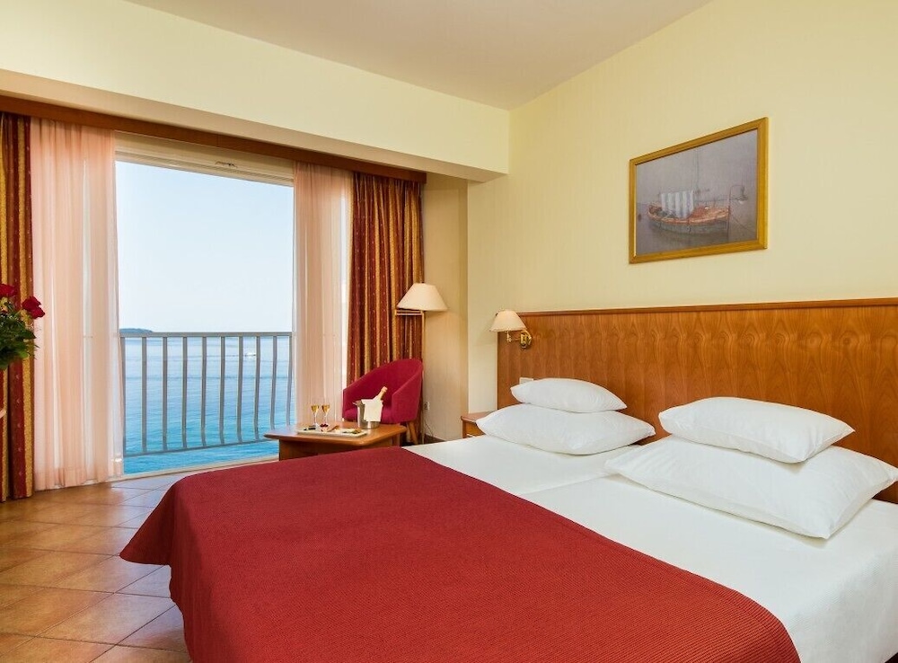 Premium Club room with Balcony, Sea View photo 1