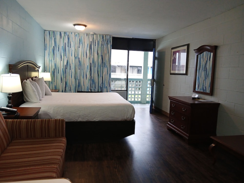 Deluxe Room, 1 King Bed, Microwave (STANDARD KING WITH MICROWAVE) (DOG FRIENDLY) photo 2