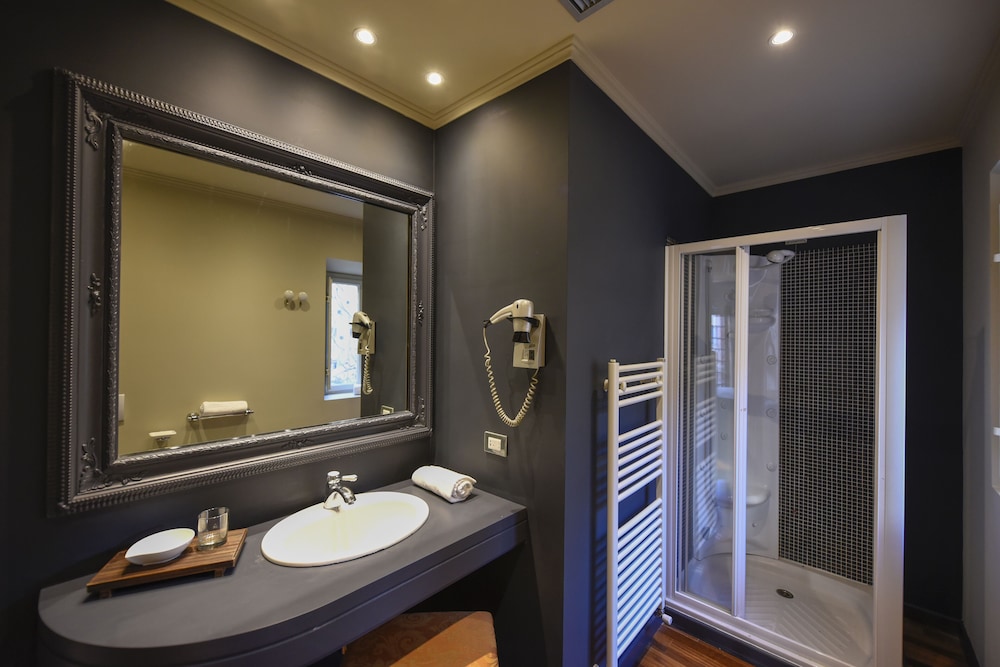 Deluxe Suite - Photo 5