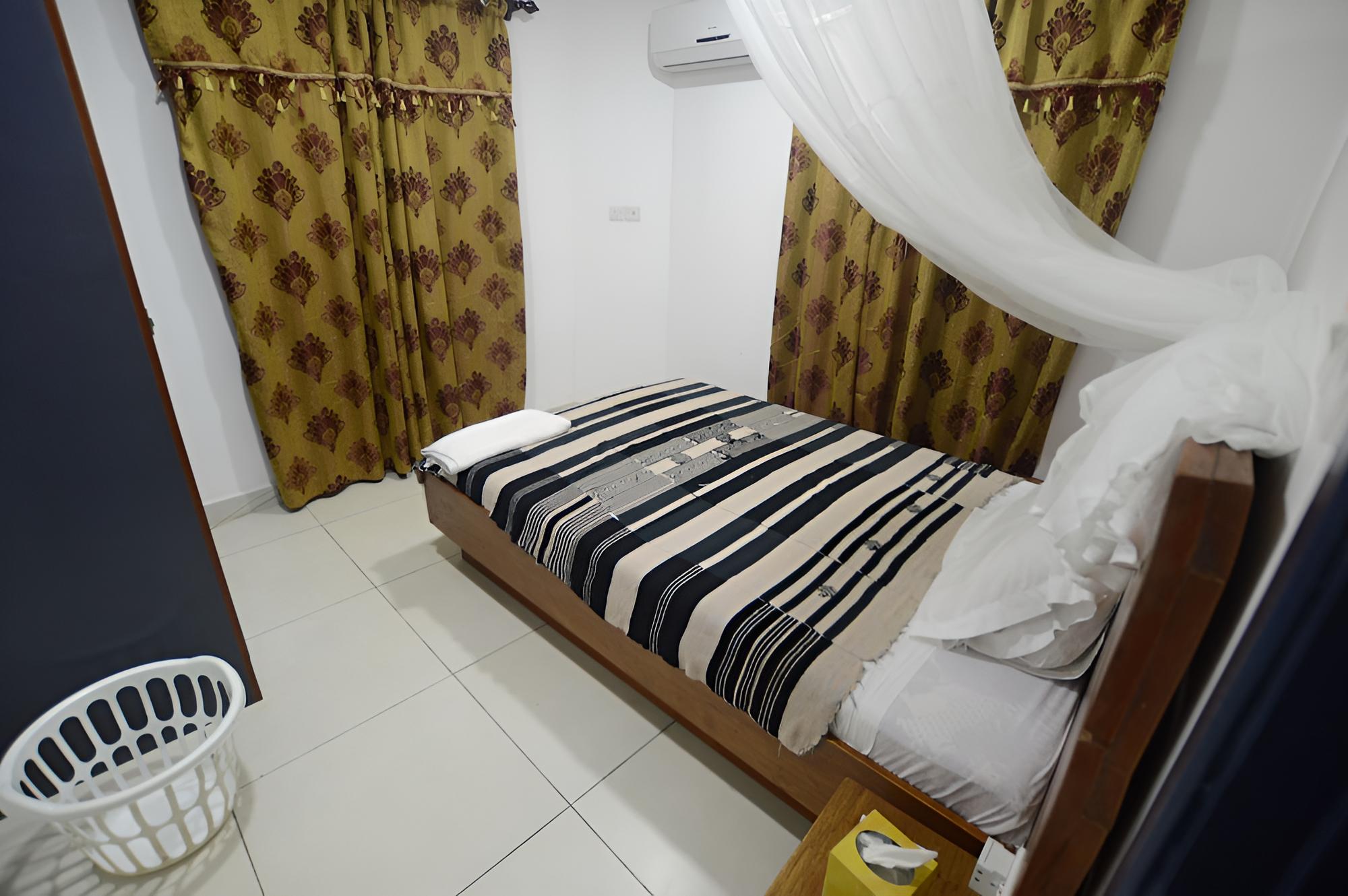 Basic Single Room, 1 Large Twin Bed, Accessible