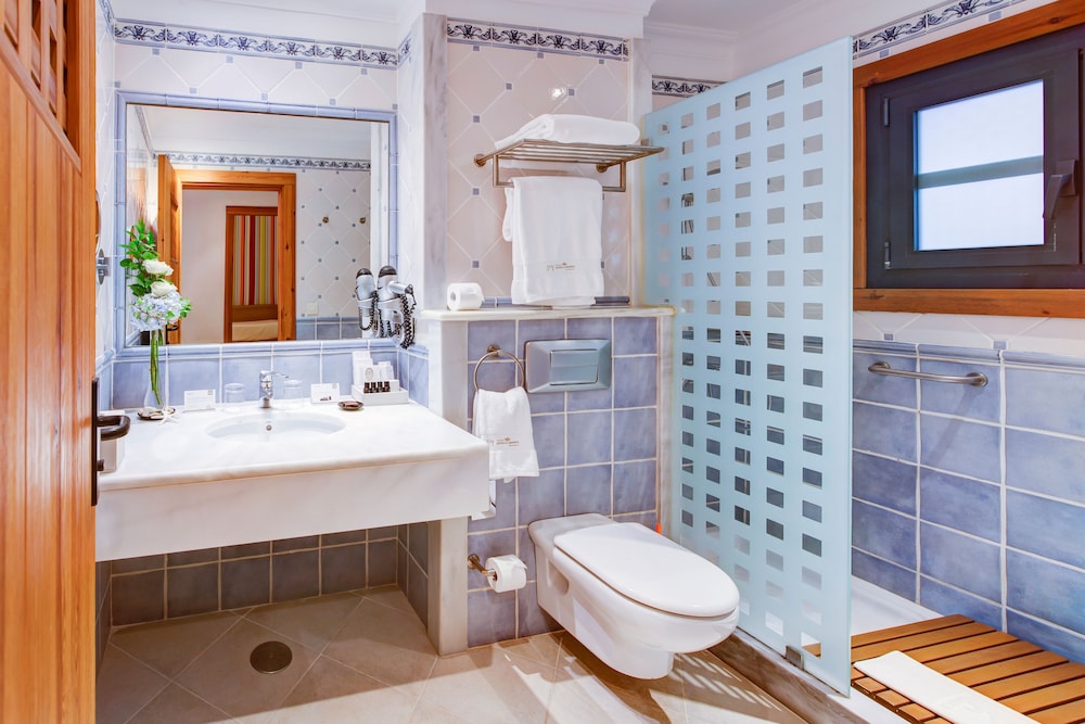 Royal Kiko Suite (3 Adults And 1 Child) photo