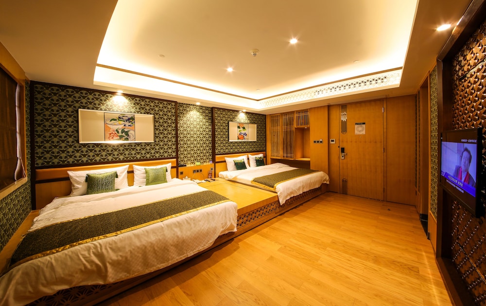 Room, Multiple Beds, Resort View photo 2
