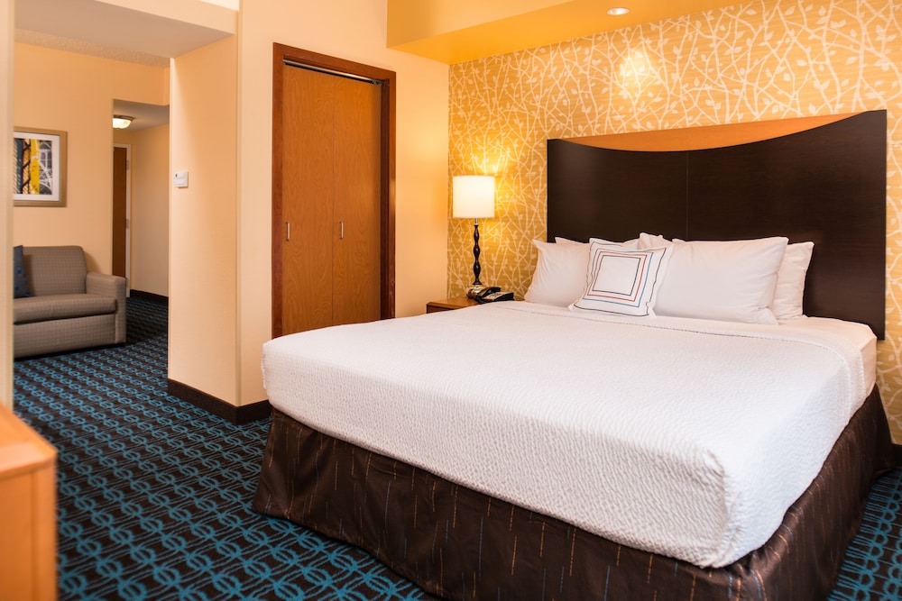 Room, 1 King Bed (Mobility/Hearing Access, Roll-in Shwr) - Photo 2