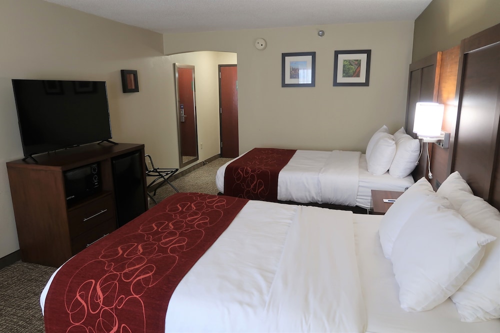 Room, 2 Queen Beds, Non Smoking (Upgrade) - Photo 6